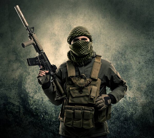 Портрет хорошо вооруженного солдата в маске с огромным фоном
