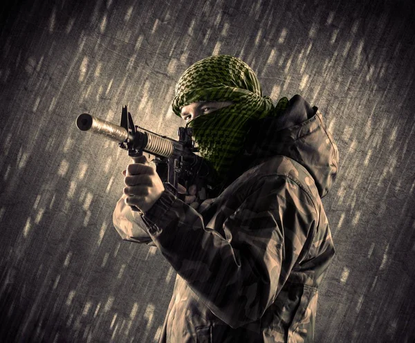 Hombre terrorista armado con máscara sobre fondo lluvioso — Foto de Stock