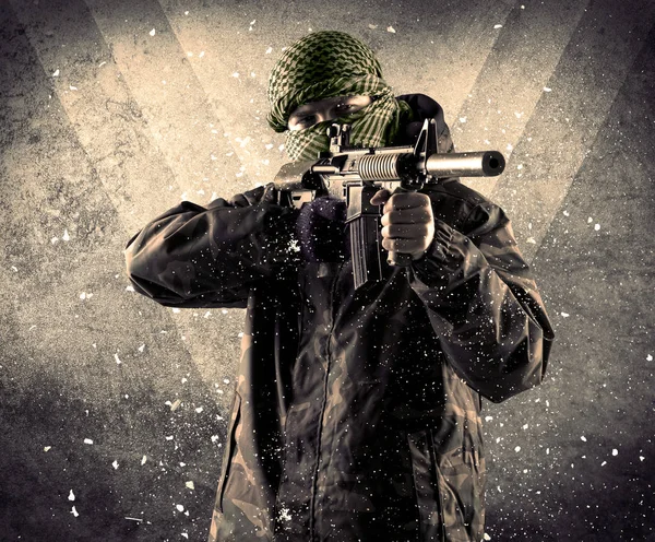 Eski arka plan ile tehlikeli bir maskeli silahlı asker portresi — Stok fotoğraf