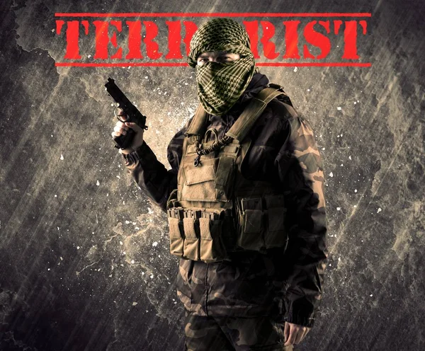 Небезпечна маска і озброєний чоловік зі знаком терориста на похмурому фоні — стокове фото