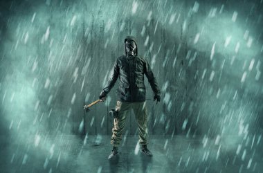 Korkunç adam ahşap bir gecekondu maske ile