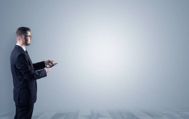 Boş bir alanda ayakta işadamı