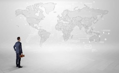 Adam elinde nesnelerle haritaya bakıyordum