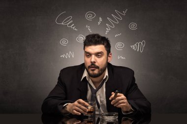 Onun ofisinde doodle konsepti ile sarhoş adam