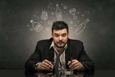 Doodle alkol şişeleri konsepti ile sarhoş adam