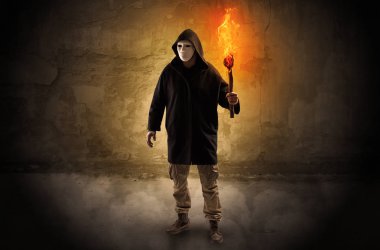 Yanan meşale önünde ufalanan duvar kavramı ile wayfarer