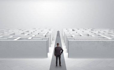 İşadamı arasında iki labirentine düz devam