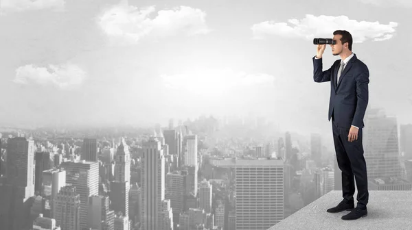 Hombre mirando hacia adelante desde la parte superior de un rascacielos — Foto de Stock