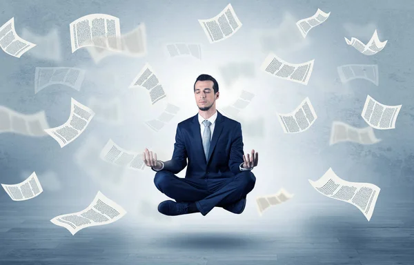 Uomo d'affari meditando con il concetto di carta volante — Foto Stock