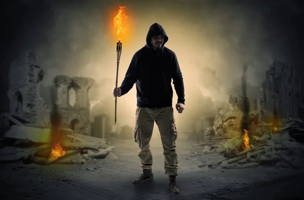 Ο άνθρωπος που έρχεται με την καύση flambeau σε μια έννοια σκηνή καταστροφή — Φωτογραφία Αρχείου