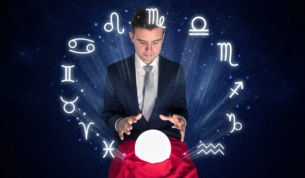Astronaut op zoek naar inspiratie in zijn magische kristallen bol — Stockfoto
