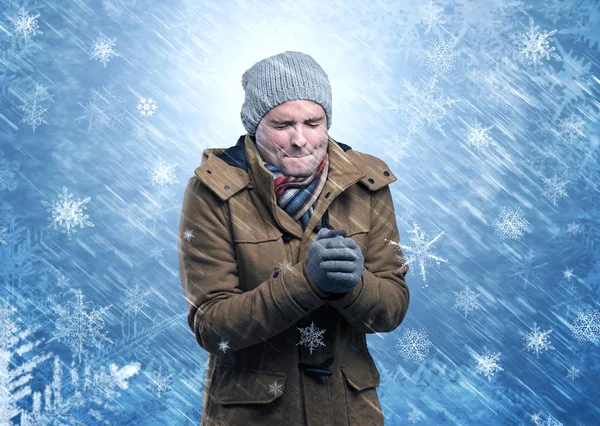 Junge friert in warmer Kleidung und schneit — Stockfoto