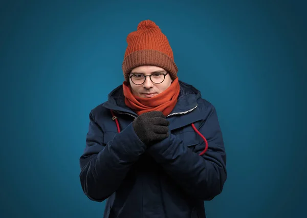 Bonito menino congelando em roupas quentes — Fotografia de Stock