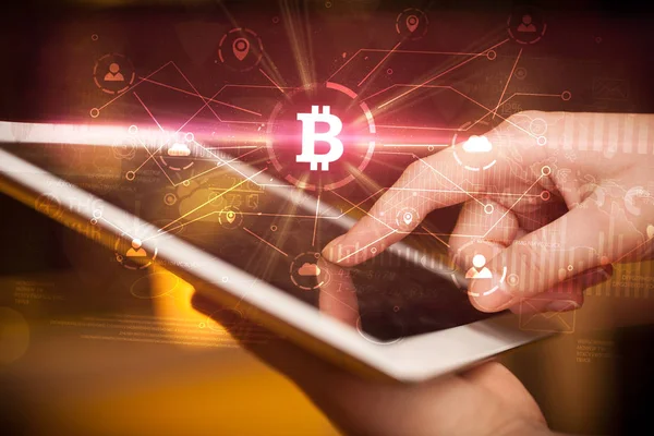 El bitcoin bağlantı ağı ve online kavramı ile tablet kullanma — Stok fotoğraf