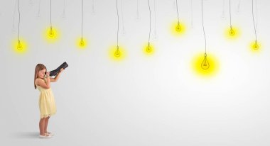 Küçük çocuk ampuller için spyglass üzerinden seyir