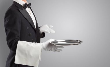 Beyaz eldiven ve çelik tepsi ile hizmet veren garson