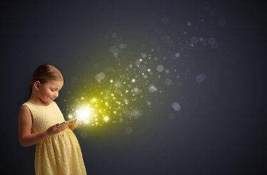 Köpüklü tablete oynayan küçük çocuk