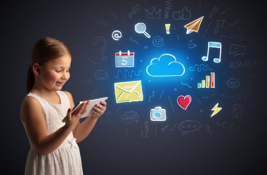 Kız holding tablet uygulamaları kavramı ile