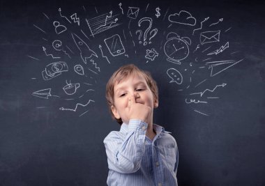 Kadar çizilmiş bir karatahta önünde küçük çocuk