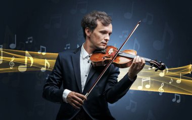 Keman ile notlar oynamaya müzisyen