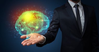 İnsan beyni elinde tutan adam