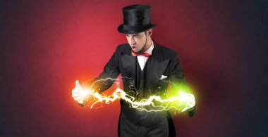 Sihirbaz enerji elleri arasında