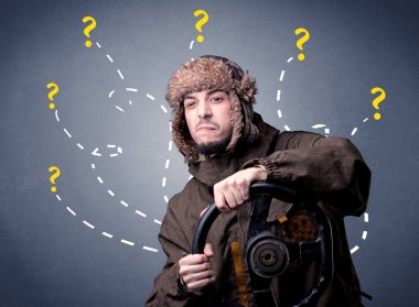 Elinde direksiyon tutan adam