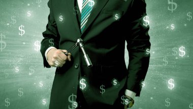 Businassman ayakta elinde aracıyla.