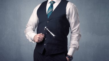 Businesman ayakta elinde aracıyla