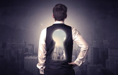 Keyhole sırt ile ayakta işadamı