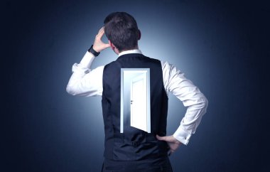 Sırtını kapıya ile ayakta işadamı