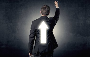 Genç işadamı ile ok sırtında duran