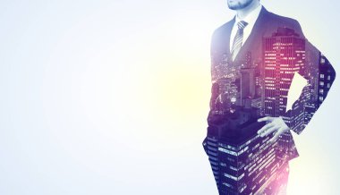 Gece şehir grafik ile ayakta işadamı