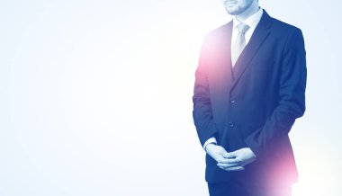 Genç işadamı ayakta durup düşünüyor