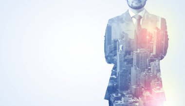 Sırtında siyah anahtar deliği ile ayakta adam