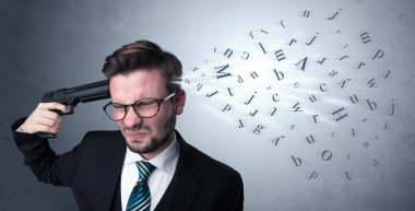 Yakışıklı adam silahla başına ateş