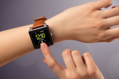 Giyen ve smartwatch basarak el