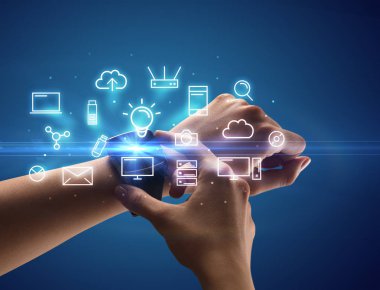 Smartwatch Multimedya sembolleri ile giyen el