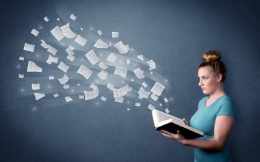 Genç Bayan holding kitap 