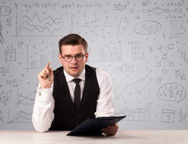 Masada oturan bir iş adamı.