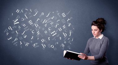 Genç Bayan kitap harfleri ile 