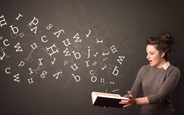 Genç Bayan kitap harfleri ile