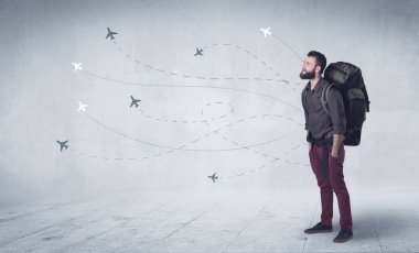 Sırt çantalı genç adam.