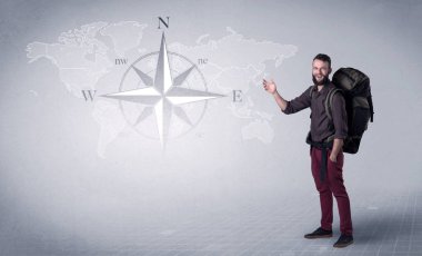 Sırt çantalı genç adam.