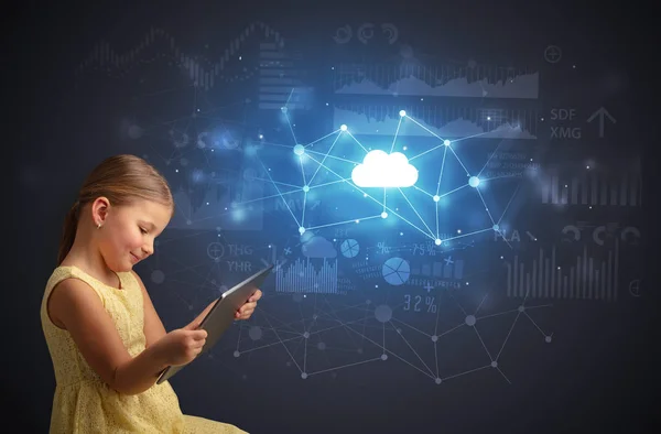 Дівчина тримає планшет з концепцією хмарних технологій — стокове фото