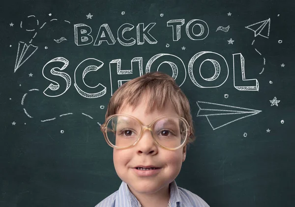 Söt pojke med tillbaka till skolan-konceptet — Stockfoto