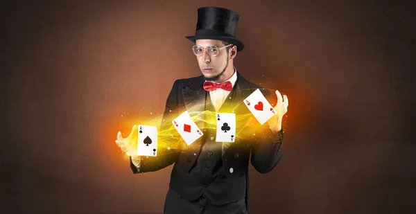 イリュージョニスト魔法プレイ カードでトリックを作る — ストック写真