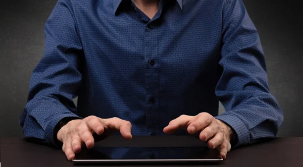 Man typing  in formal clothing — Stock Photo, Image