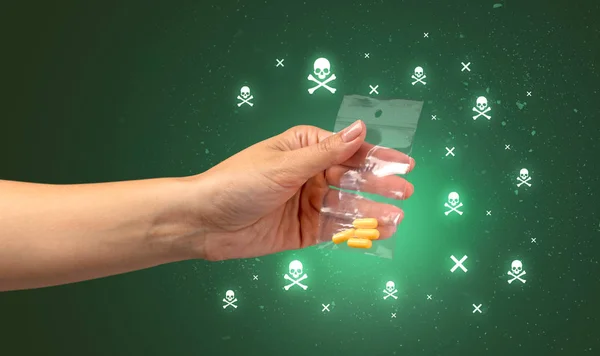 Lämna över piller med dödskallar — Stockfoto