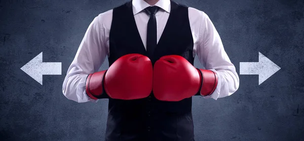 Hombre Negocios Confiado Pie Con Guantes Boxeo Rojos Mano Delante — Foto de Stock